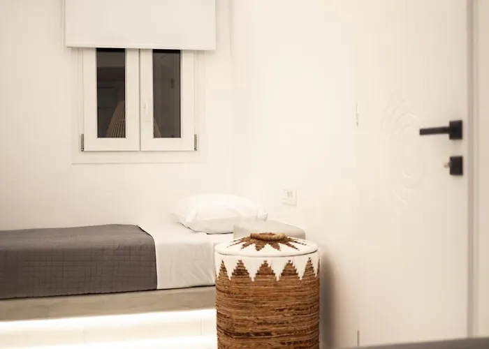 Izabela Emporio (Santorini)